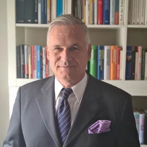 kay-achim-schoenbach-benu.webp kay-achim-schoenbach-benu.webp